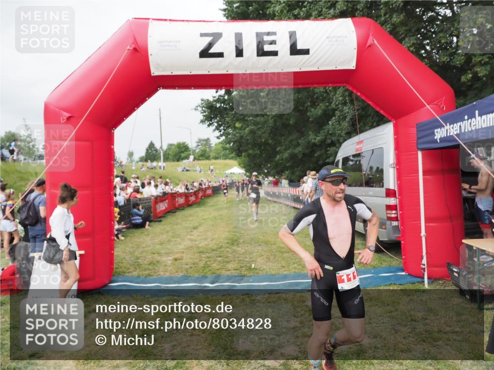 21.06.2025 - 27. Vierlanden-Triathlon MichiJ http://msf.ph/oto/8034828 15.06.2026 12:58:46 Ziel 111, 662 meine-sportfotos.de
