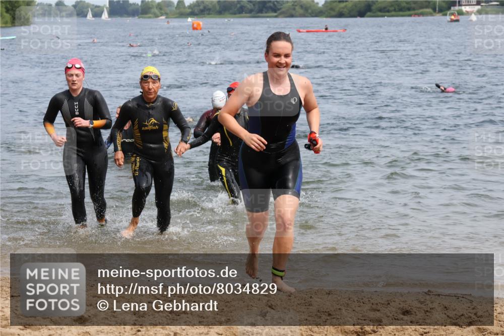 21.06.2025 - 27. Vierlanden-Triathlon Lena Gebhardt http://msf.ph/oto/8034829 15.06.2025 11:20:37 Schwimmen 879, 924, 936, 941, 969, 1400 meine-sportfotos.de