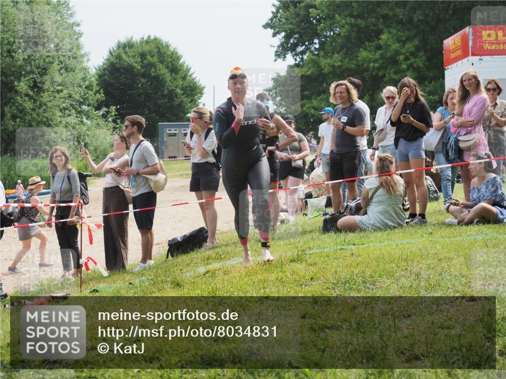 21.06.2025 - 27. Vierlanden-Triathlon KatJ http://msf.ph/oto/8034831 15.06.2025 11:19:10 Schwimmen 876, 942 meine-sportfotos.de