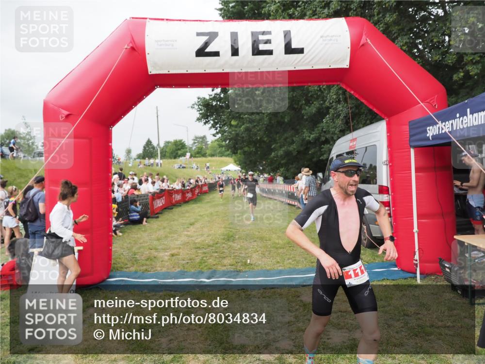 21.06.2025 - 27. Vierlanden-Triathlon MichiJ http://msf.ph/oto/8034834 15.06.2026 12:58:46 Ziel 111, 662 meine-sportfotos.de