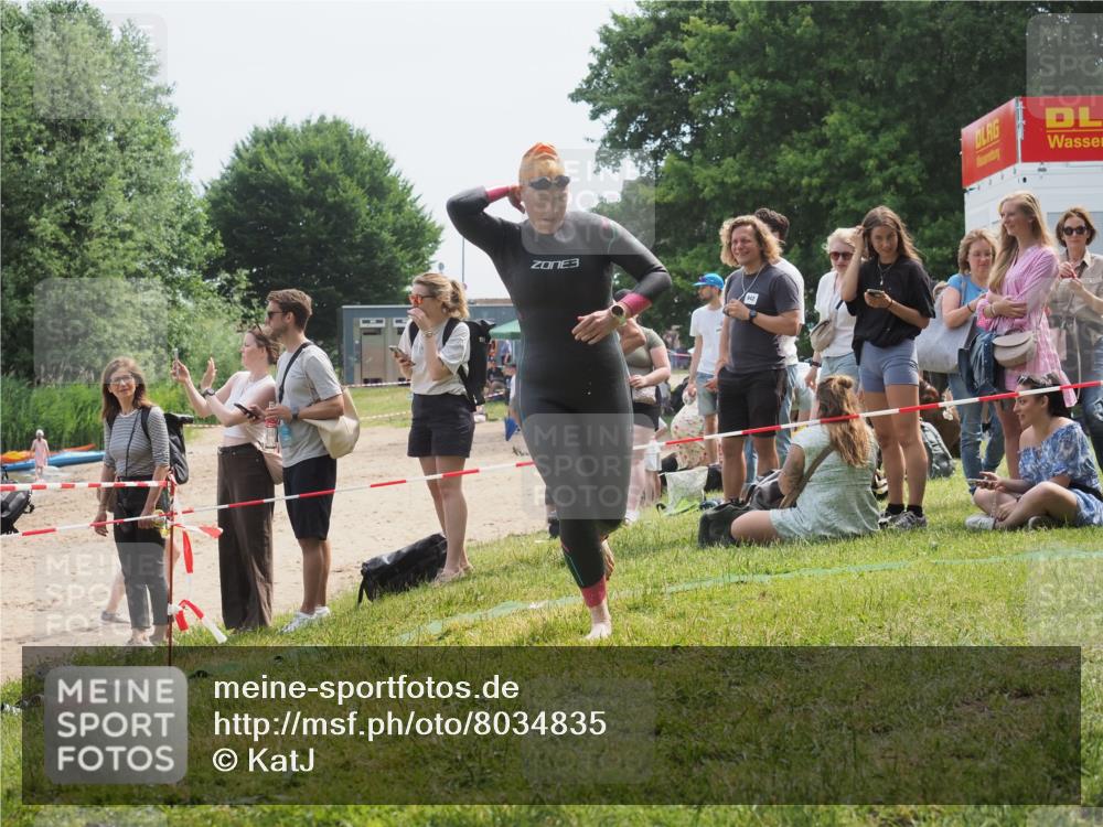 21.06.2025 - 27. Vierlanden-Triathlon KatJ http://msf.ph/oto/8034835 15.06.2025 11:19:11 Schwimmen 876, 942 meine-sportfotos.de