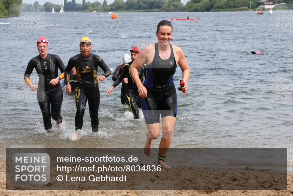 21.06.2025 - 27. Vierlanden-Triathlon Lena Gebhardt http://msf.ph/oto/8034836 15.06.2025 11:20:38 Schwimmen 879, 924, 936, 941, 969, 1400 meine-sportfotos.de