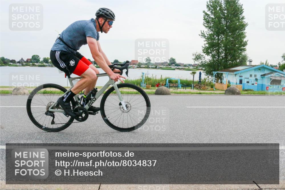 15.06.2025 - 27. Vierlanden-Triathlon H.Heesch http://msf.ph/oto/8034837 15.06.2025 10:43:40 Radfahren 41, 232, 324 meine-sportfotos.de