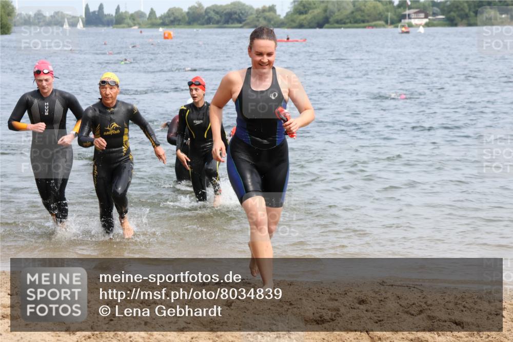 21.06.2025 - 27. Vierlanden-Triathlon Lena Gebhardt http://msf.ph/oto/8034839 15.06.2025 11:20:38 Schwimmen 879, 924, 936, 941, 969, 1400 meine-sportfotos.de