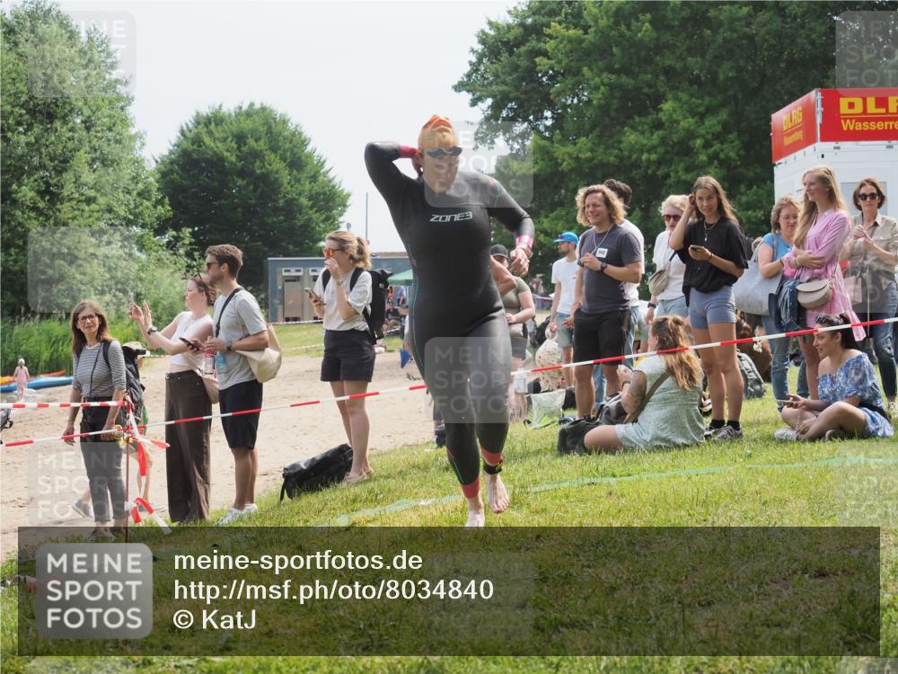 21.06.2025 - 27. Vierlanden-Triathlon KatJ http://msf.ph/oto/8034840 15.06.2025 11:19:11 Schwimmen 876, 942 meine-sportfotos.de