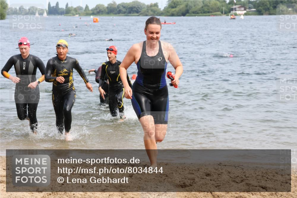 21.06.2025 - 27. Vierlanden-Triathlon Lena Gebhardt http://msf.ph/oto/8034844 15.06.2025 11:20:38 Schwimmen 879, 924, 936, 941, 969, 1400 meine-sportfotos.de