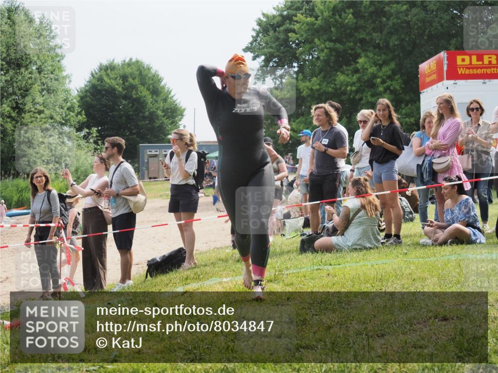 21.06.2025 - 27. Vierlanden-Triathlon KatJ http://msf.ph/oto/8034847 15.06.2025 11:19:11 Schwimmen 876, 942 meine-sportfotos.de