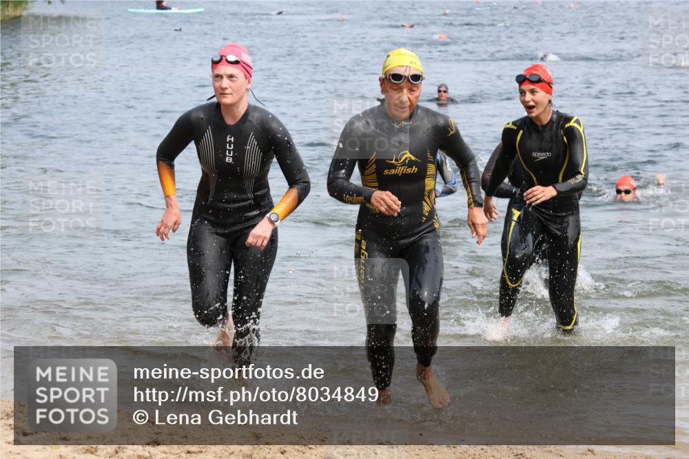 21.06.2025 - 27. Vierlanden-Triathlon Lena Gebhardt http://msf.ph/oto/8034849 15.06.2025 11:20:39 Schwimmen 879, 924, 936, 941, 969, 1400 meine-sportfotos.de