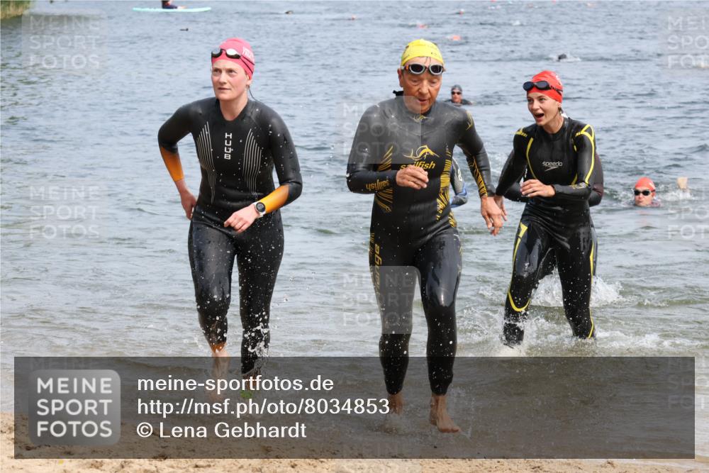 21.06.2025 - 27. Vierlanden-Triathlon Lena Gebhardt http://msf.ph/oto/8034853 15.06.2025 11:20:39 Schwimmen 879, 924, 936, 941, 969, 1400 meine-sportfotos.de