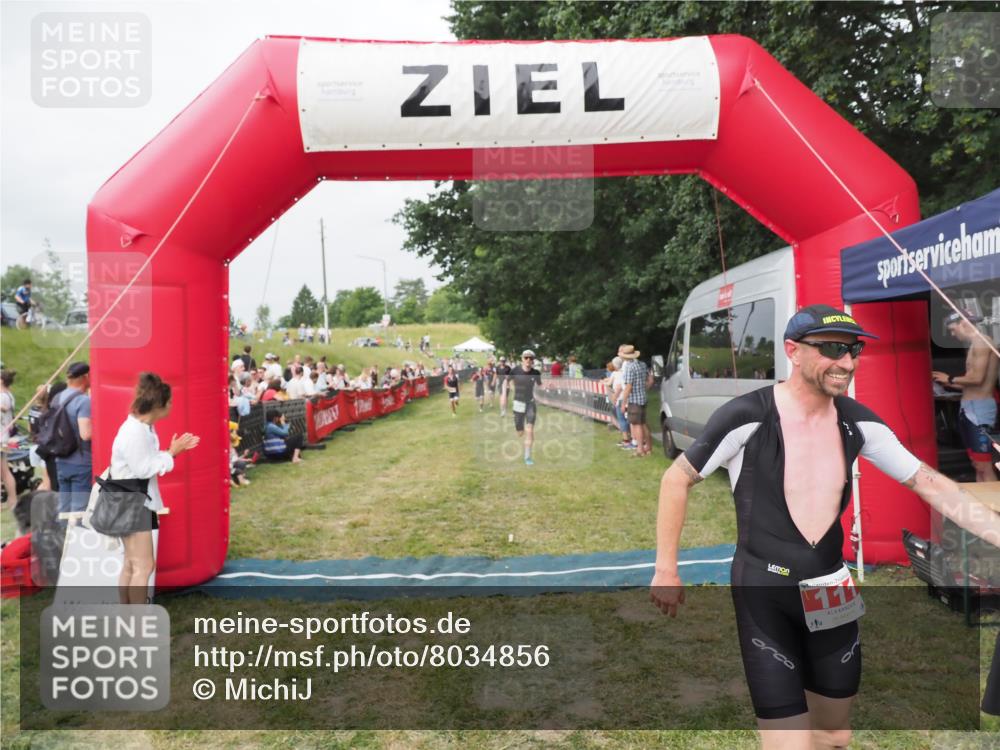 21.06.2025 - 27. Vierlanden-Triathlon MichiJ http://msf.ph/oto/8034856 15.06.2026 12:58:46 Ziel 111, 662 meine-sportfotos.de