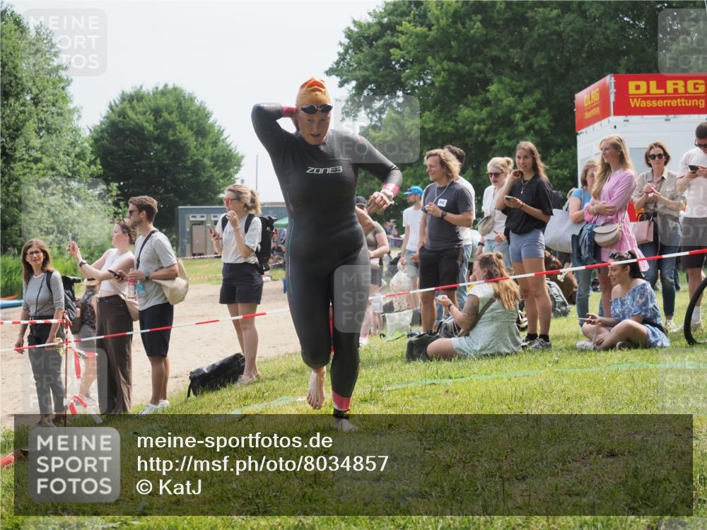21.06.2025 - 27. Vierlanden-Triathlon KatJ http://msf.ph/oto/8034857 15.06.2025 11:19:11 Schwimmen 876, 942 meine-sportfotos.de