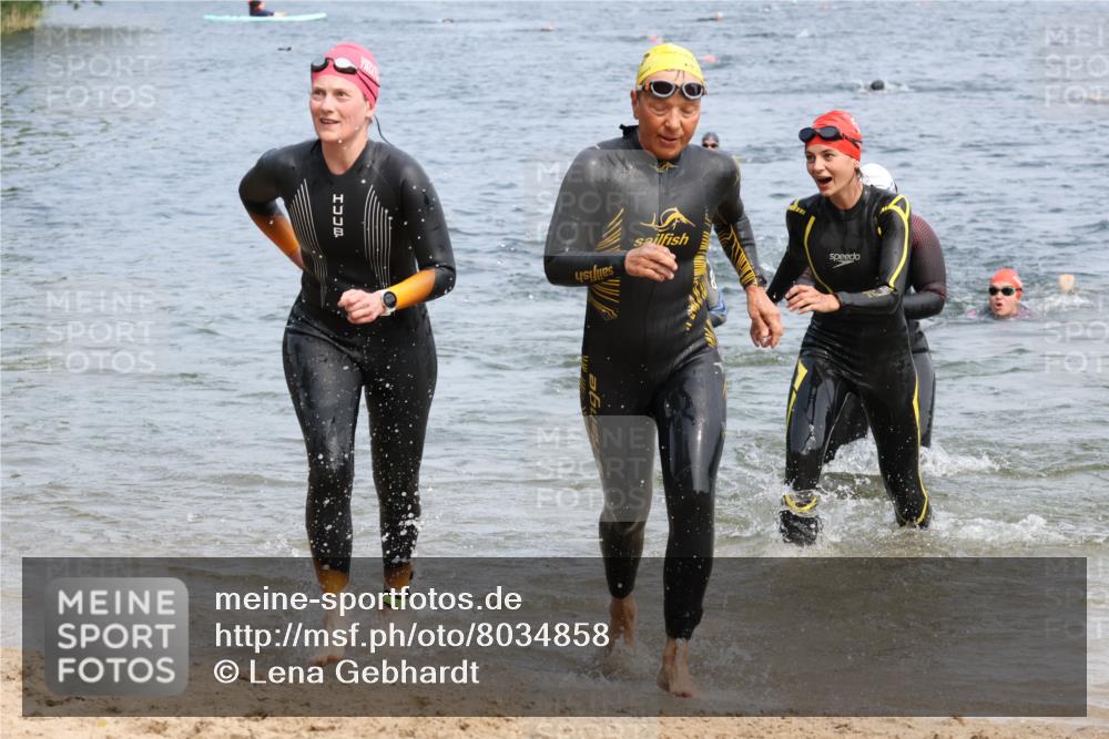 21.06.2025 - 27. Vierlanden-Triathlon Lena Gebhardt http://msf.ph/oto/8034858 15.06.2025 11:20:39 Schwimmen 879, 924, 936, 941, 969, 1400 meine-sportfotos.de