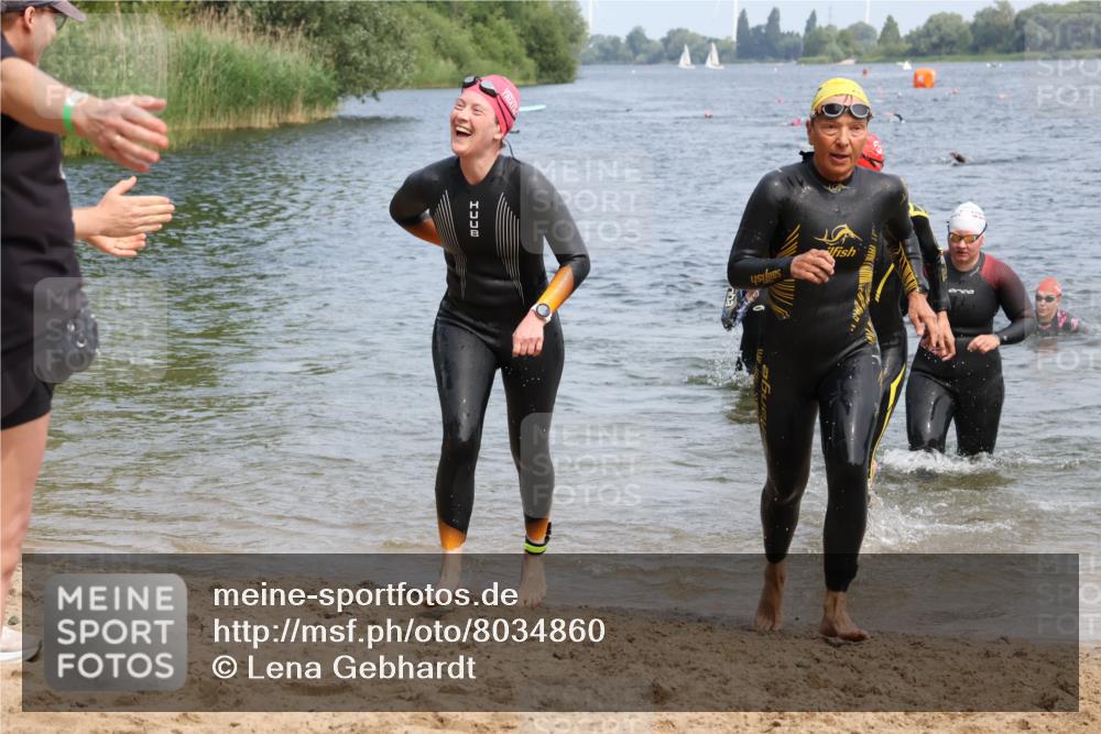 21.06.2025 - 27. Vierlanden-Triathlon Lena Gebhardt http://msf.ph/oto/8034860 15.06.2025 11:20:39 Schwimmen 879, 924, 936, 941, 969, 1400 meine-sportfotos.de