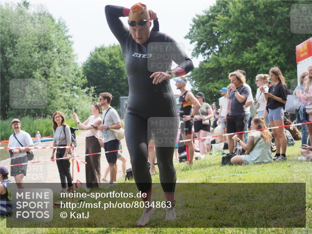21.06.2025 - 27. Vierlanden-Triathlon KatJ http://msf.ph/oto/8034863 15.06.2025 11:19:12 Schwimmen 876, 942 meine-sportfotos.de