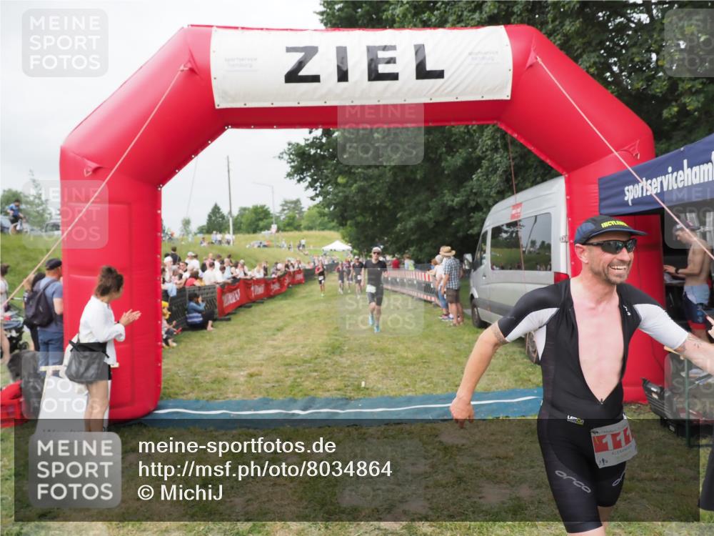 21.06.2025 - 27. Vierlanden-Triathlon MichiJ http://msf.ph/oto/8034864 15.06.2026 12:58:46 Ziel 111, 662 meine-sportfotos.de
