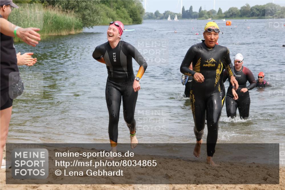 21.06.2025 - 27. Vierlanden-Triathlon Lena Gebhardt http://msf.ph/oto/8034865 15.06.2025 11:20:39 Schwimmen 879, 924, 936, 941, 969, 1400 meine-sportfotos.de