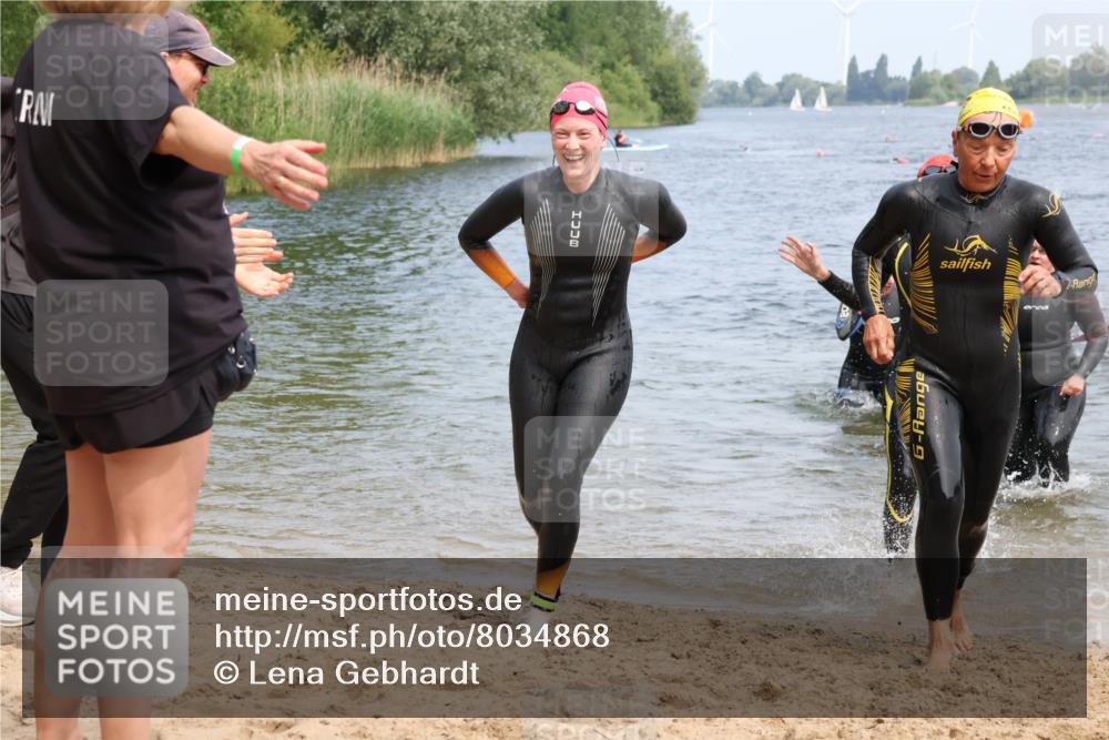 21.06.2025 - 27. Vierlanden-Triathlon Lena Gebhardt http://msf.ph/oto/8034868 15.06.2025 11:20:40 Schwimmen 879, 924, 936, 941, 969, 1400 meine-sportfotos.de