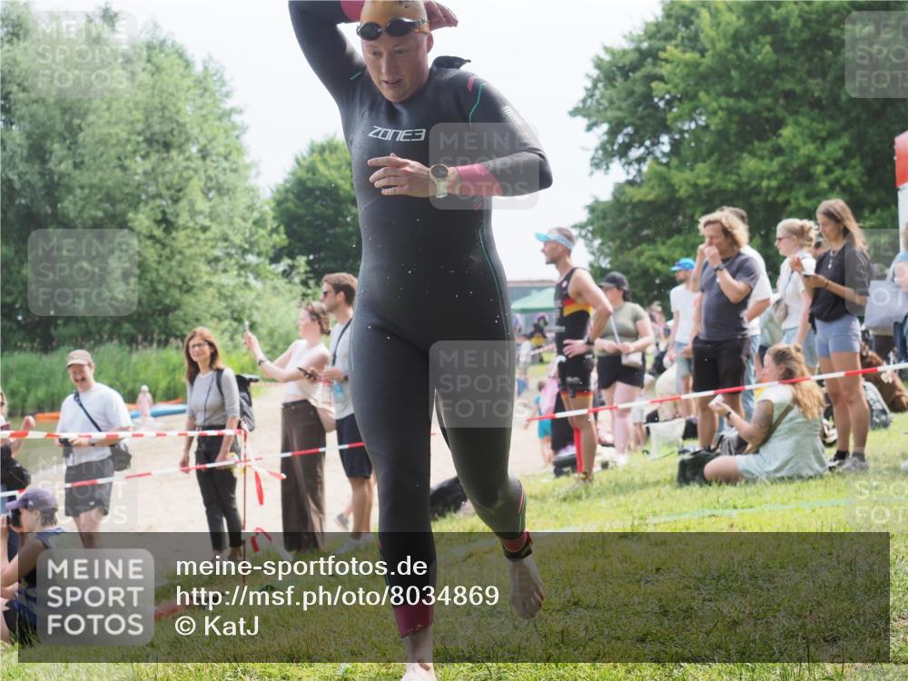 21.06.2025 - 27. Vierlanden-Triathlon KatJ http://msf.ph/oto/8034869 15.06.2025 11:19:12 Schwimmen 876, 942 meine-sportfotos.de