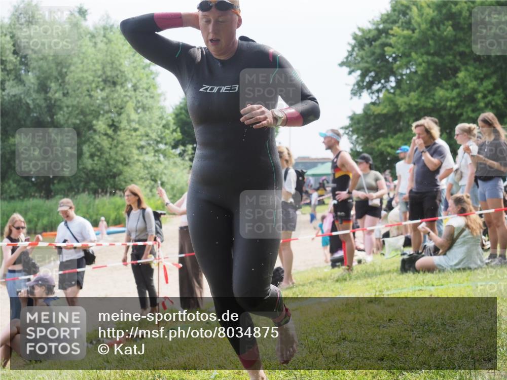 21.06.2025 - 27. Vierlanden-Triathlon KatJ http://msf.ph/oto/8034875 15.06.2025 11:19:12 Schwimmen 876, 942 meine-sportfotos.de