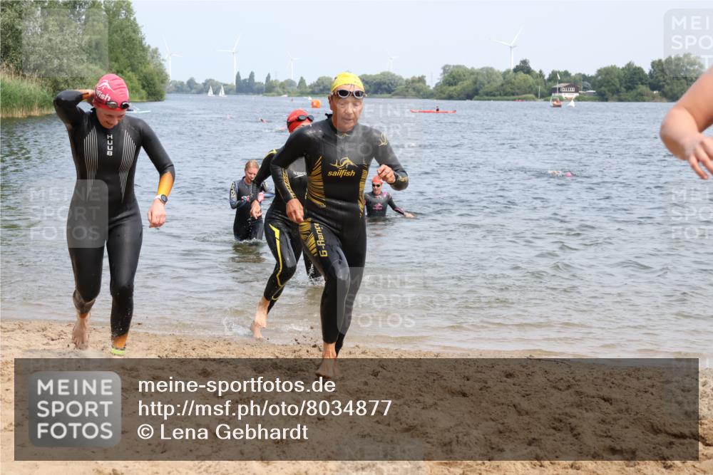21.06.2025 - 27. Vierlanden-Triathlon Lena Gebhardt http://msf.ph/oto/8034877 15.06.2025 11:20:40 Schwimmen 879, 924, 936, 941, 969, 1400 meine-sportfotos.de