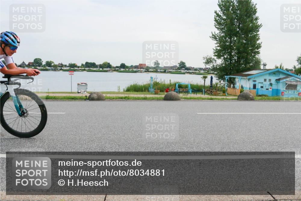 15.06.2025 - 27. Vierlanden-Triathlon H.Heesch http://msf.ph/oto/8034881 15.06.2025 10:44:02 Radfahren 18, 25, 225, 263, 383, 411 meine-sportfotos.de