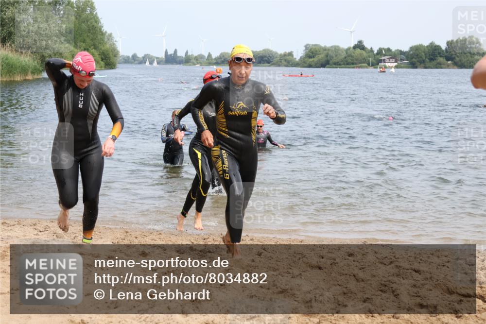 21.06.2025 - 27. Vierlanden-Triathlon Lena Gebhardt http://msf.ph/oto/8034882 15.06.2025 11:20:40 Schwimmen 879, 924, 936, 941, 969, 1400 meine-sportfotos.de
