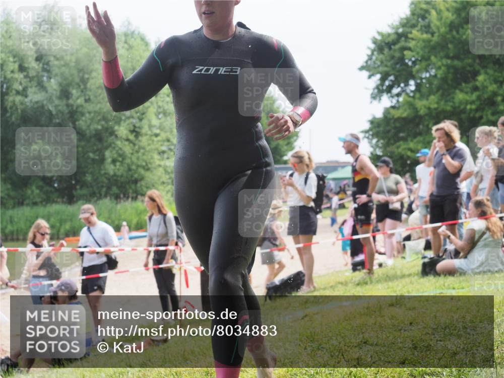 21.06.2025 - 27. Vierlanden-Triathlon KatJ http://msf.ph/oto/8034883 15.06.2025 11:19:12 Schwimmen 876, 942 meine-sportfotos.de
