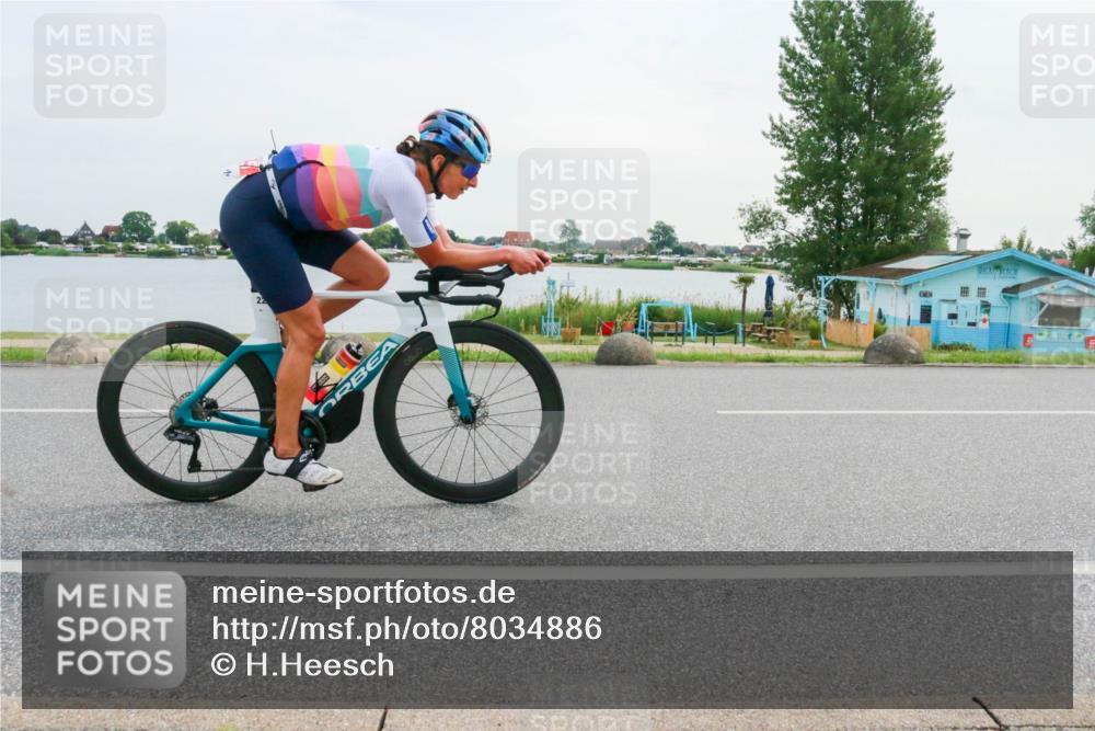15.06.2025 - 27. Vierlanden-Triathlon H.Heesch http://msf.ph/oto/8034886 15.06.2025 10:44:02 Radfahren 18, 25, 225, 263, 383, 411 meine-sportfotos.de