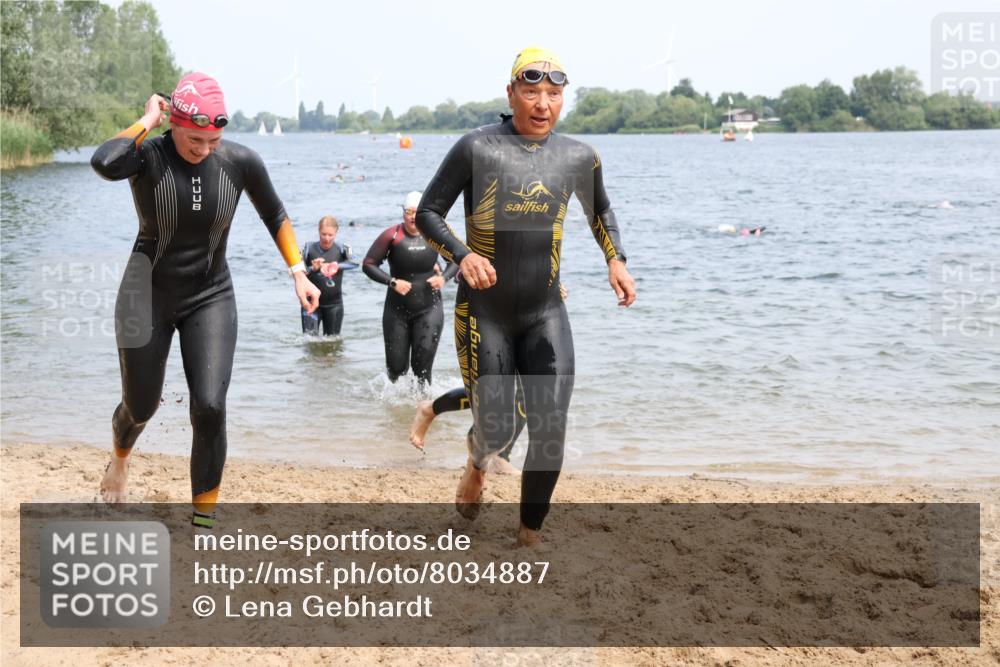 21.06.2025 - 27. Vierlanden-Triathlon Lena Gebhardt http://msf.ph/oto/8034887 15.06.2025 11:20:41 Schwimmen 879, 892, 924, 936, 941, 969, 1400 meine-sportfotos.de