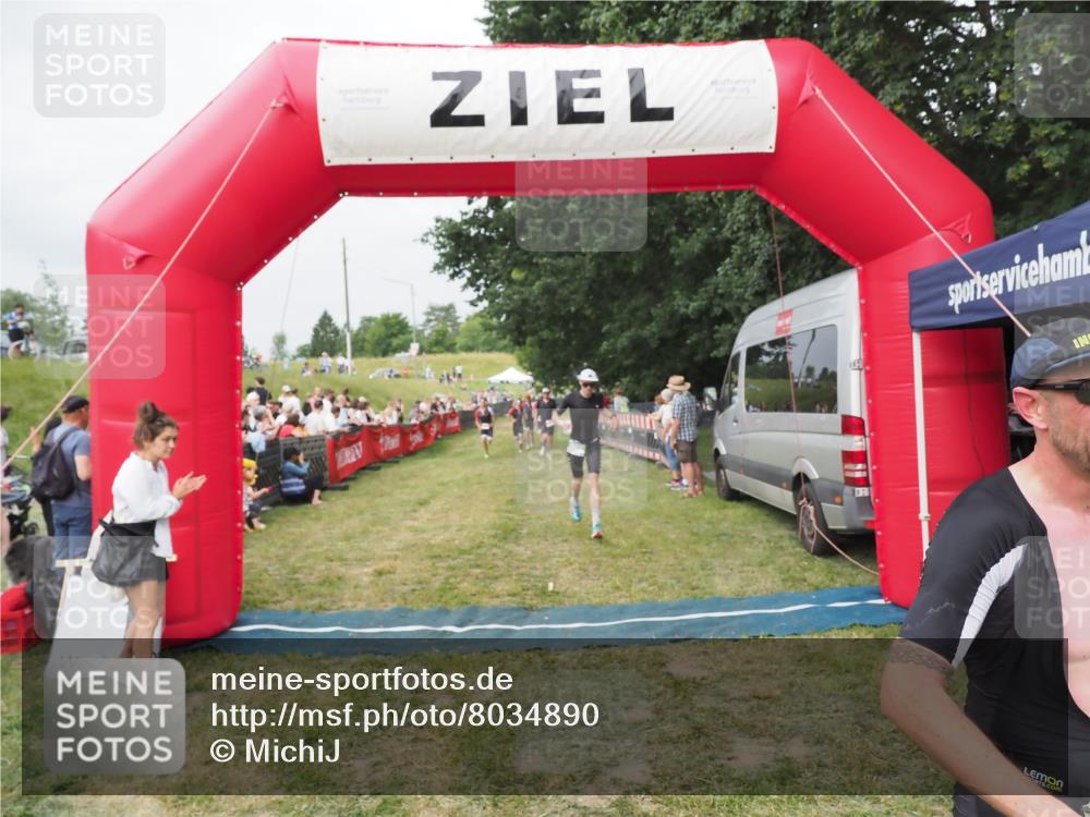 21.06.2025 - 27. Vierlanden-Triathlon MichiJ http://msf.ph/oto/8034890 15.06.2026 12:58:47 Ziel 111, 662, 995, 996, 997 meine-sportfotos.de