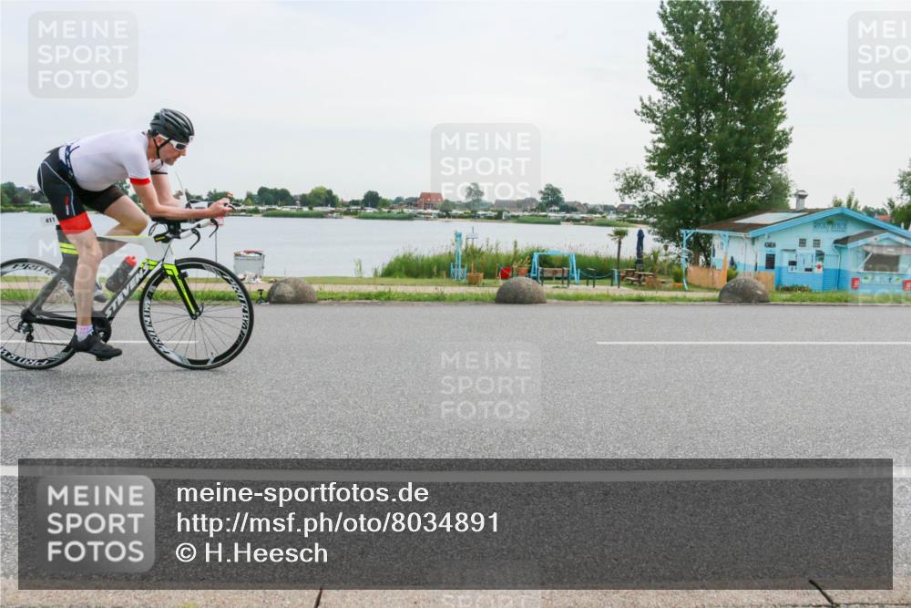15.06.2025 - 27. Vierlanden-Triathlon H.Heesch http://msf.ph/oto/8034891 15.06.2025 10:44:03 Radfahren 18, 25, 225, 263, 383, 411 meine-sportfotos.de