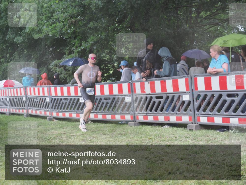 21.06.2025 - 27. Vierlanden-Triathlon KatJ http://msf.ph/oto/8034893 15.06.2025 13:50:05 Ziel 1102, 1126, 1160 meine-sportfotos.de