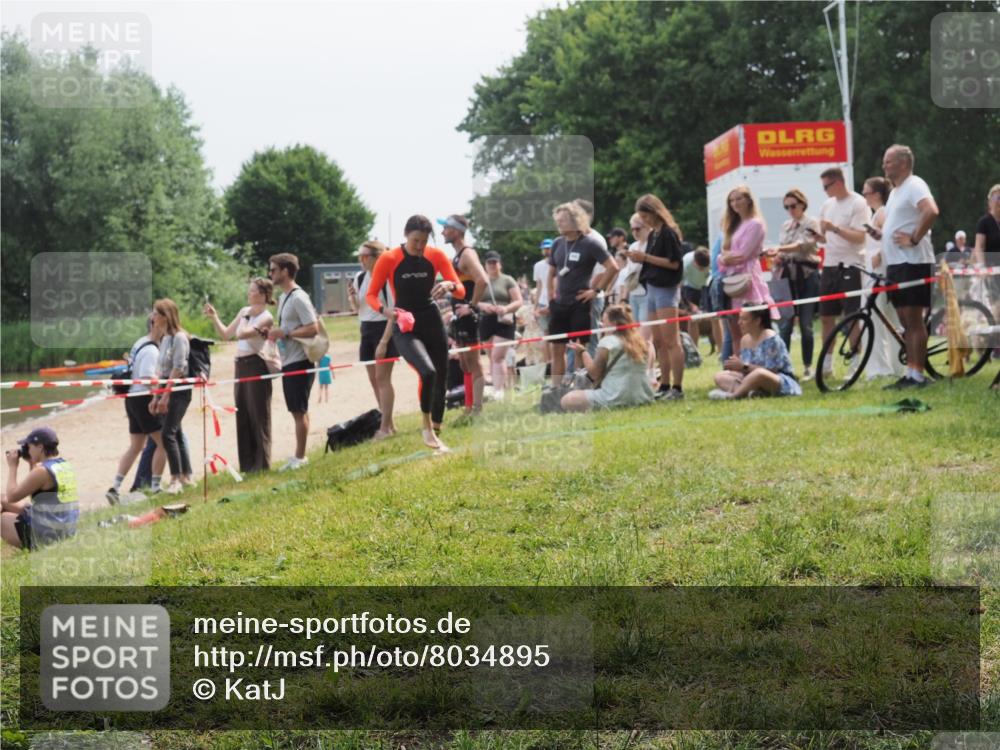 21.06.2025 - 27. Vierlanden-Triathlon KatJ http://msf.ph/oto/8034895 15.06.2025 11:19:22 Schwimmen 878, 901, 923 meine-sportfotos.de