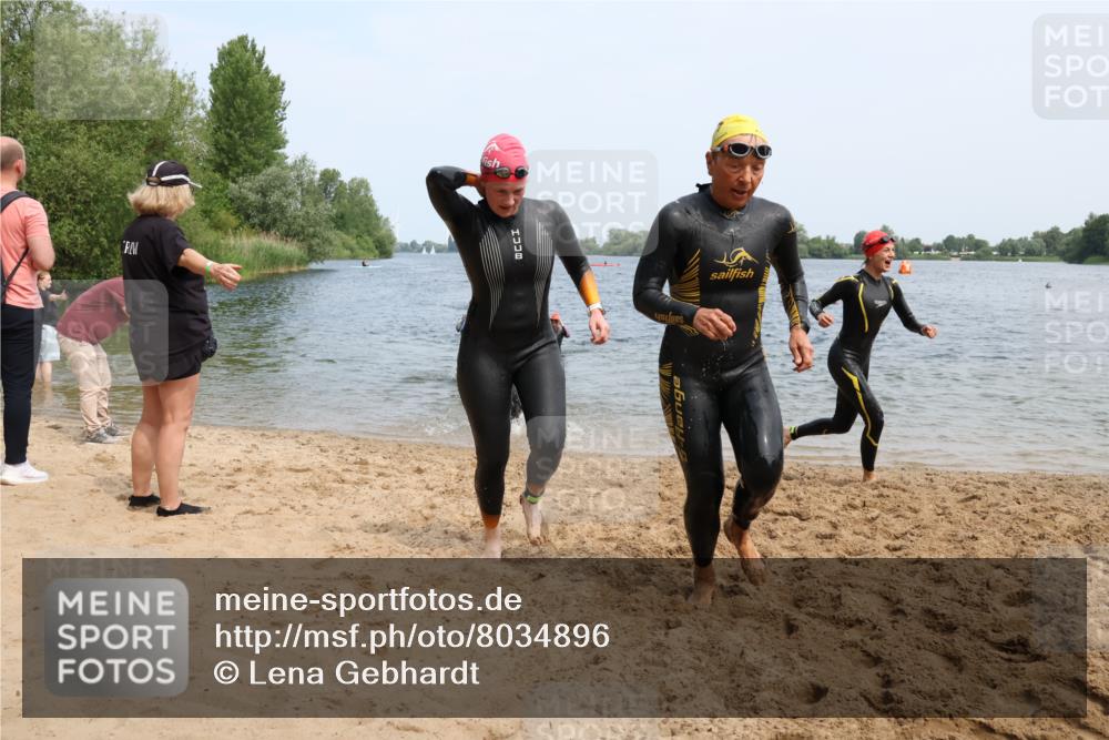 21.06.2025 - 27. Vierlanden-Triathlon Lena Gebhardt http://msf.ph/oto/8034896 15.06.2025 11:20:42 Schwimmen 879, 892, 924, 936, 941, 969, 1400 meine-sportfotos.de