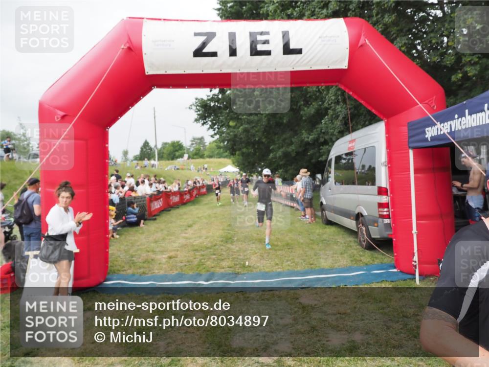 21.06.2025 - 27. Vierlanden-Triathlon MichiJ http://msf.ph/oto/8034897 15.06.2026 12:58:47 Ziel 111, 662, 995, 996, 997 meine-sportfotos.de