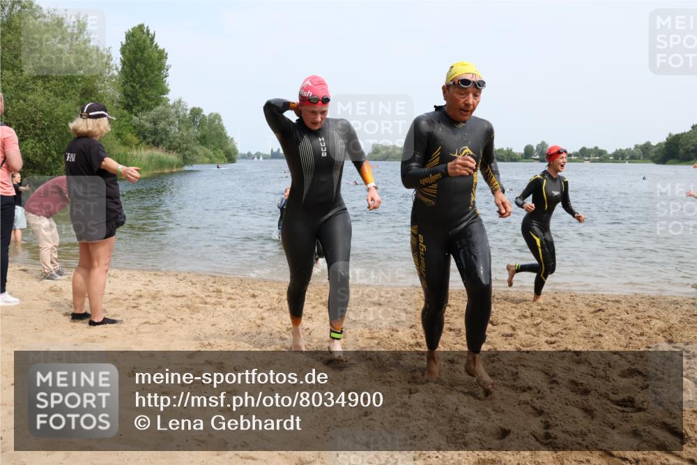 21.06.2025 - 27. Vierlanden-Triathlon Lena Gebhardt http://msf.ph/oto/8034900 15.06.2025 11:20:42 Schwimmen 879, 892, 924, 936, 941, 969, 1400 meine-sportfotos.de