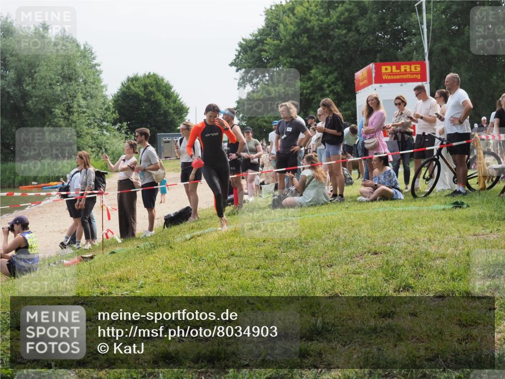 21.06.2025 - 27. Vierlanden-Triathlon KatJ http://msf.ph/oto/8034903 15.06.2025 11:19:23 Schwimmen 878, 901, 923 meine-sportfotos.de