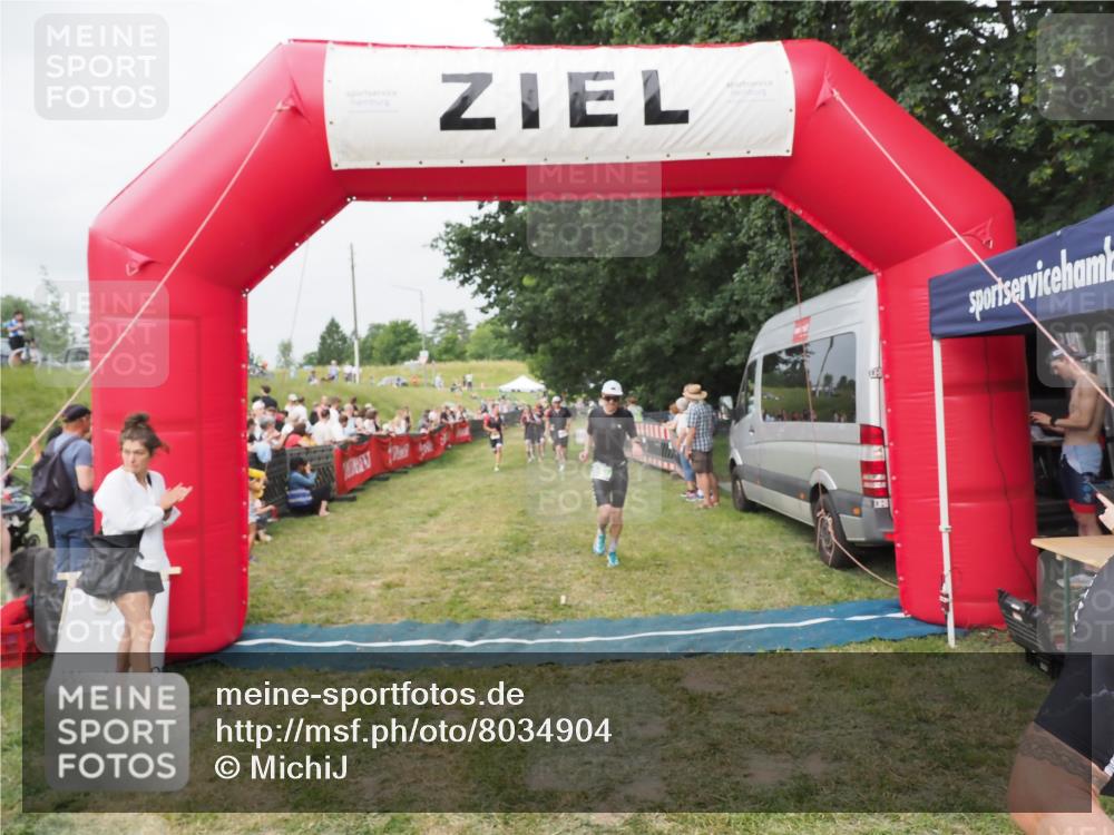 21.06.2025 - 27. Vierlanden-Triathlon MichiJ http://msf.ph/oto/8034904 15.06.2026 12:58:47 Ziel 111, 662, 995, 996, 997 meine-sportfotos.de