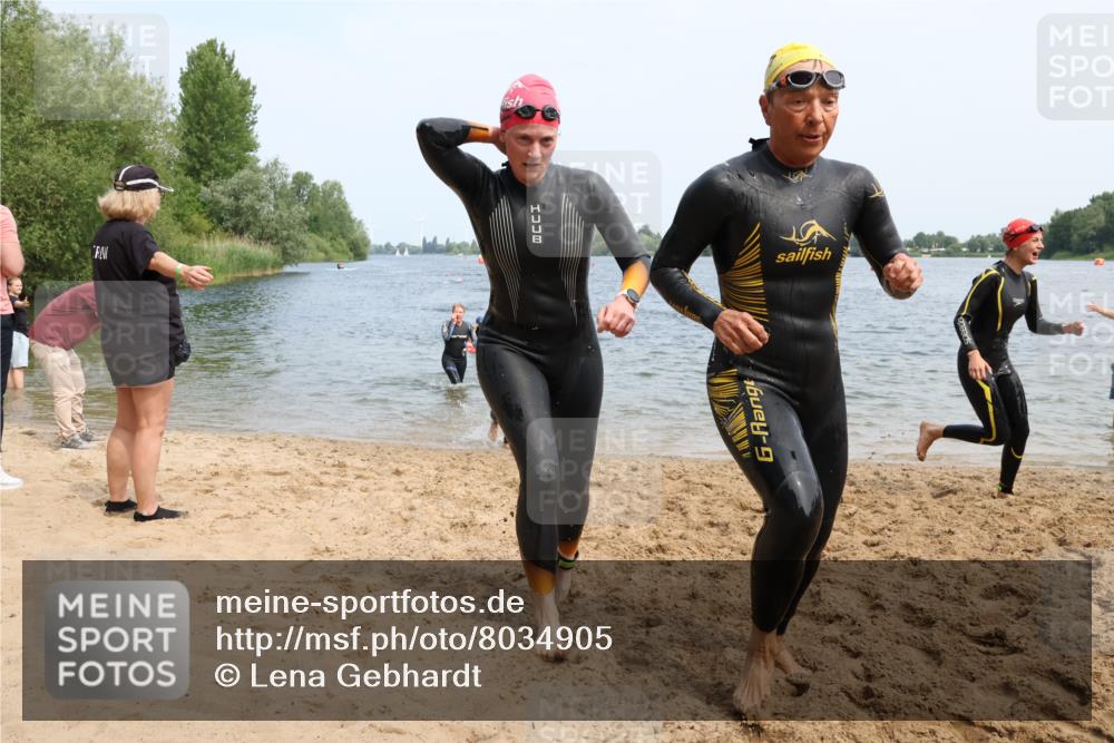 21.06.2025 - 27. Vierlanden-Triathlon Lena Gebhardt http://msf.ph/oto/8034905 15.06.2025 11:20:42 Schwimmen 879, 892, 924, 936, 941, 969, 1400 meine-sportfotos.de