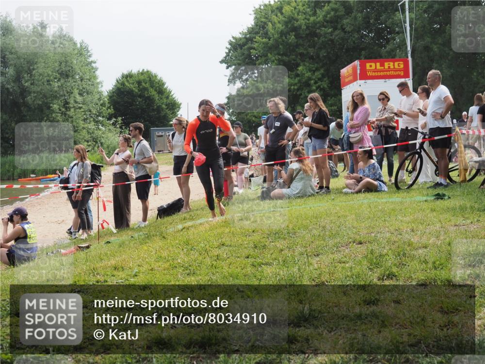 21.06.2025 - 27. Vierlanden-Triathlon KatJ http://msf.ph/oto/8034910 15.06.2025 11:19:23 Schwimmen 878, 901, 923 meine-sportfotos.de