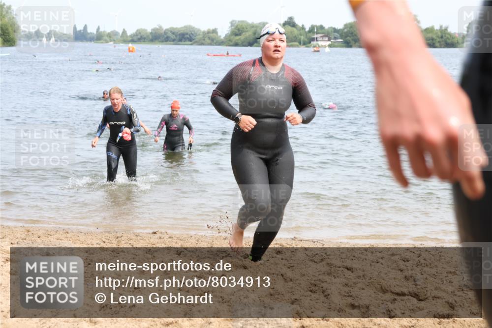 21.06.2025 - 27. Vierlanden-Triathlon Lena Gebhardt http://msf.ph/oto/8034913 15.06.2025 11:20:44 Schwimmen 879, 892, 918, 924, 936, 941, 1400 meine-sportfotos.de