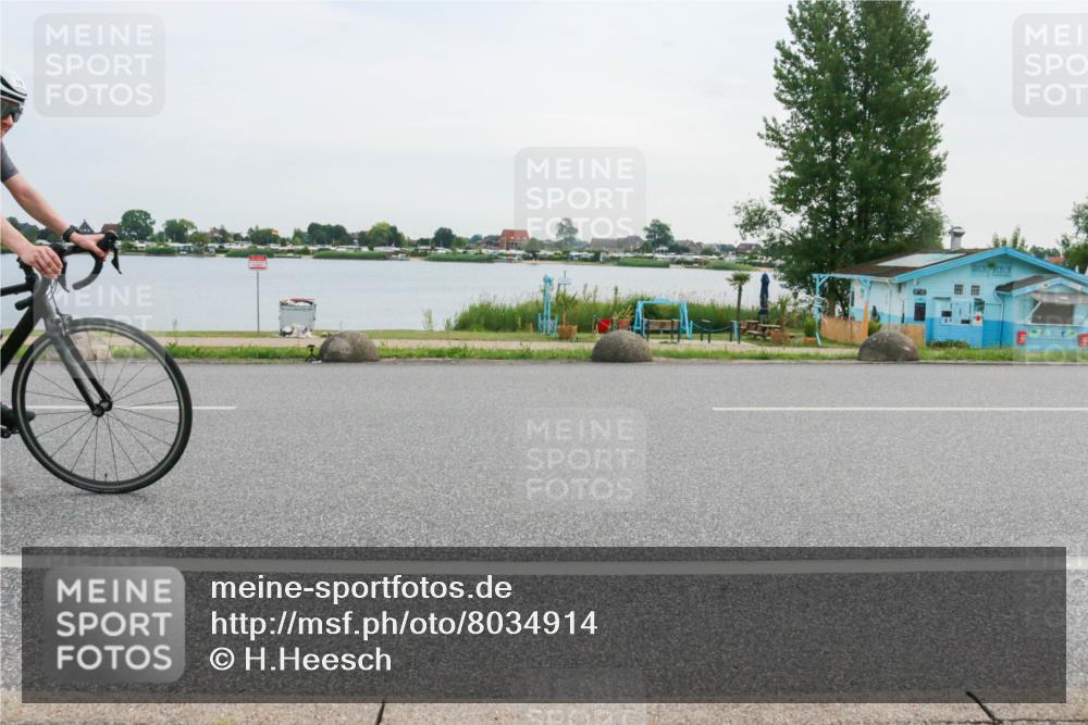 15.06.2025 - 27. Vierlanden-Triathlon H.Heesch http://msf.ph/oto/8034914 15.06.2025 10:44:06 Radfahren 18, 25, 225, 383, 411 meine-sportfotos.de