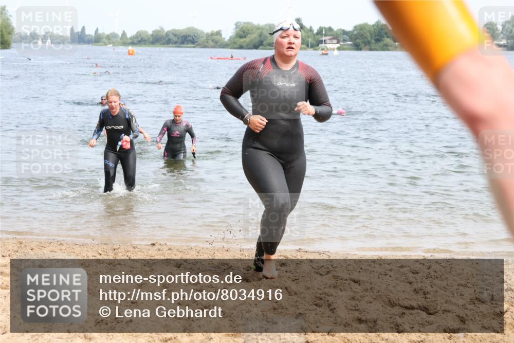 21.06.2025 - 27. Vierlanden-Triathlon Lena Gebhardt http://msf.ph/oto/8034916 15.06.2025 11:20:44 Schwimmen 879, 892, 918, 924, 936, 941, 1400 meine-sportfotos.de