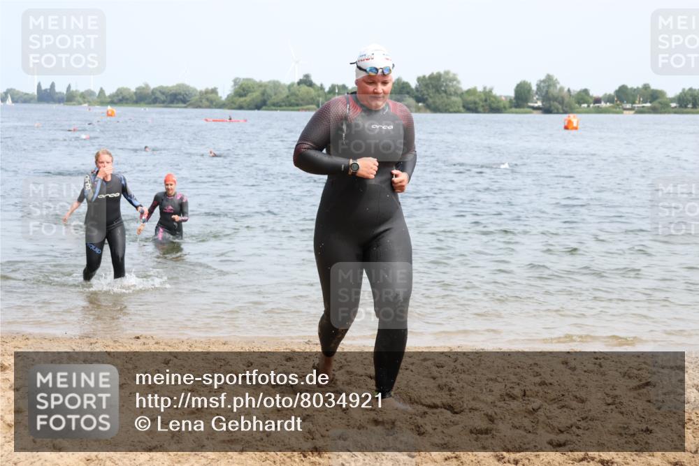 21.06.2025 - 27. Vierlanden-Triathlon Lena Gebhardt http://msf.ph/oto/8034921 15.06.2025 11:20:44 Schwimmen 879, 892, 918, 924, 936, 941, 1400 meine-sportfotos.de