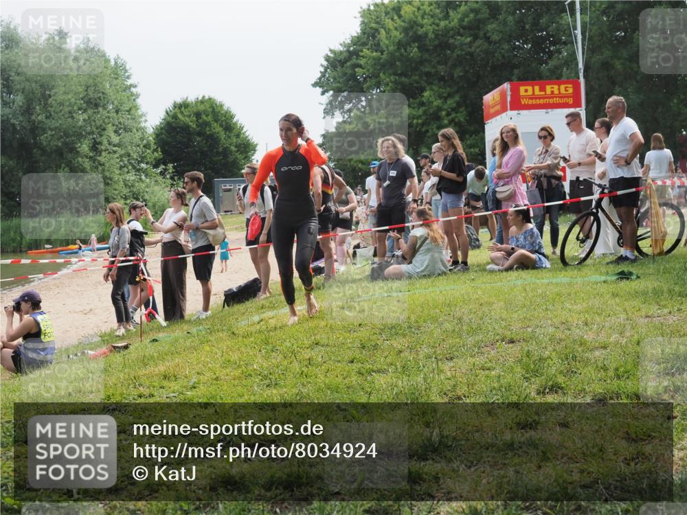 21.06.2025 - 27. Vierlanden-Triathlon KatJ http://msf.ph/oto/8034924 15.06.2025 11:19:23 Schwimmen 878, 901, 923 meine-sportfotos.de