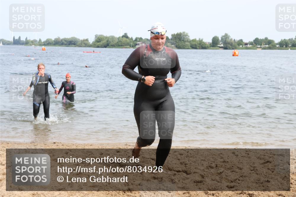 21.06.2025 - 27. Vierlanden-Triathlon Lena Gebhardt http://msf.ph/oto/8034926 15.06.2025 11:20:44 Schwimmen 879, 892, 918, 924, 936, 941, 1400 meine-sportfotos.de