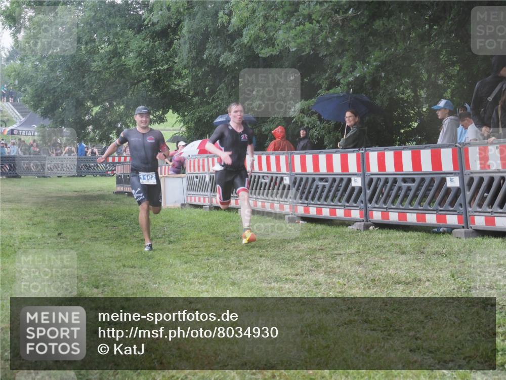 21.06.2025 - 27. Vierlanden-Triathlon KatJ http://msf.ph/oto/8034930 15.06.2025 13:50:08 Ziel 1102, 1126, 1160 meine-sportfotos.de