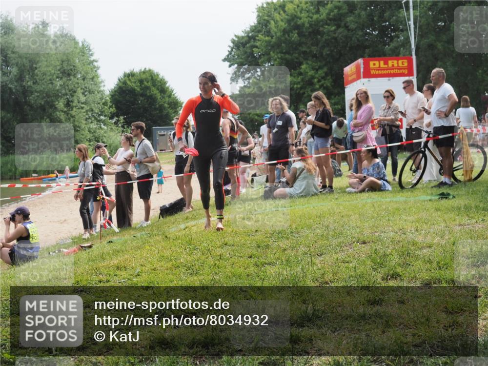 21.06.2025 - 27. Vierlanden-Triathlon KatJ http://msf.ph/oto/8034932 15.06.2025 11:19:23 Schwimmen 878, 901, 923 meine-sportfotos.de