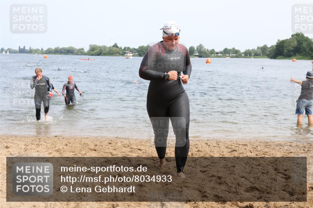 21.06.2025 - 27. Vierlanden-Triathlon Lena Gebhardt http://msf.ph/oto/8034933 15.06.2025 11:20:45 Schwimmen 879, 892, 918, 924, 936, 941, 1400 meine-sportfotos.de
