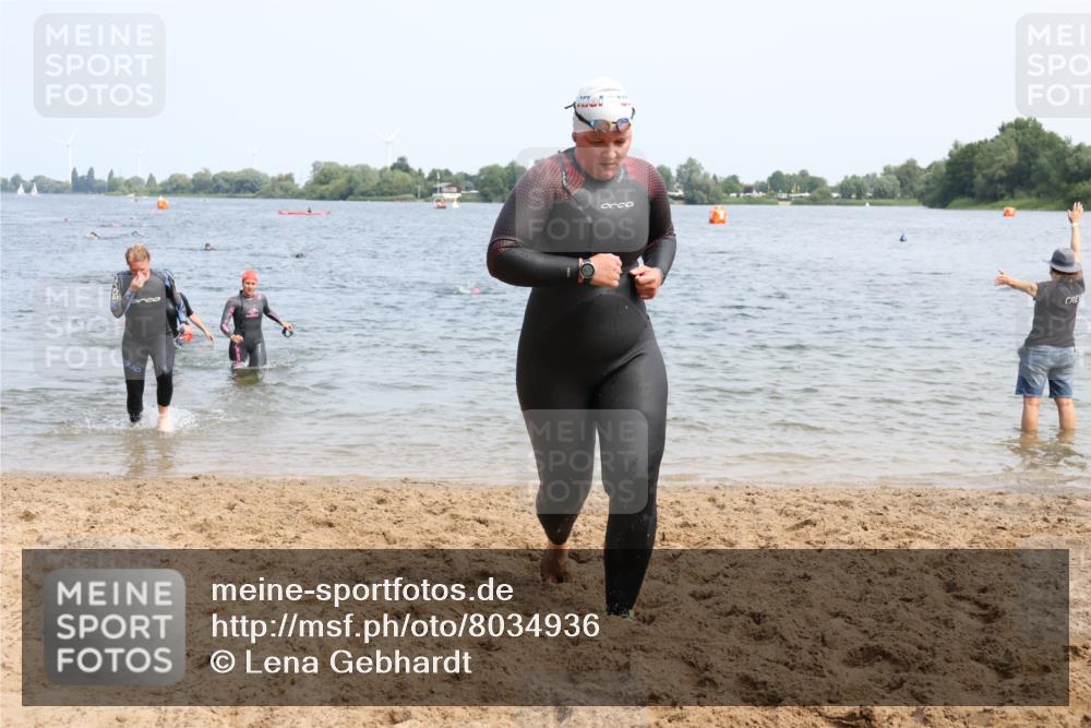 21.06.2025 - 27. Vierlanden-Triathlon Lena Gebhardt http://msf.ph/oto/8034936 15.06.2025 11:20:45 Schwimmen 879, 892, 918, 924, 936, 941, 1400 meine-sportfotos.de